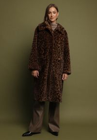 Born2be - Brązowy Jednorzędowy Płaszcz Futerko w Panterkę Otivana. Okazja: na co dzień, na spotkanie biznesowe, na randkę, do pracy. Kolor: brązowy. Materiał: futro. Wzór: motyw zwierzęcy. Sezon: zima, jesień. Styl: casual, biznesowy, elegancki, klasyczny #6
