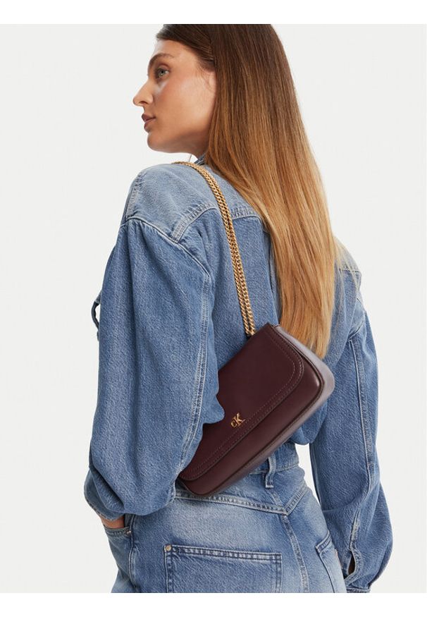 Calvin Klein Torebka Ck Convertible Chain Small Bag LV04F3172G Bordowy. Kolor: czerwony. Materiał: skórzane