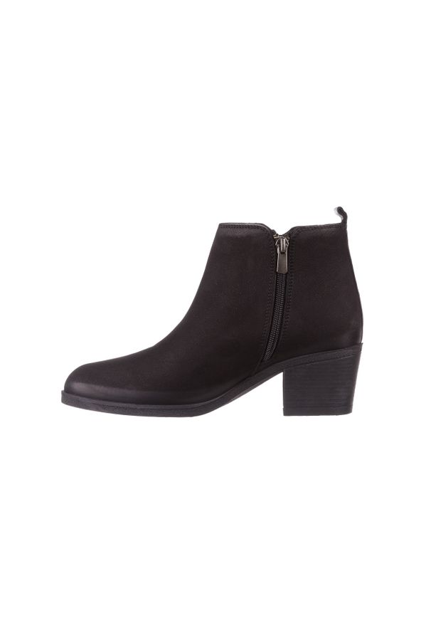 Botki Bayla-161 077-30431 Black Nubuck, Czarny, Skóra naturalna. Okazja: na co dzień. Zapięcie: zamek. Kolor: czarny. Materiał: skóra. Szerokość cholewki: normalna. Obcas: na obcasie. Styl: elegancki, casual. Wysokość obcasa: średni
