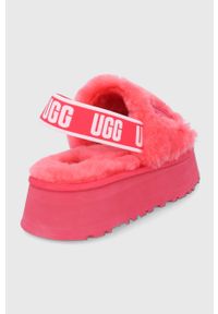 Ugg - UGG Kapcie wełniane kolor różowy. Kolor: różowy. Materiał: wełna. Obcas: na platformie #5