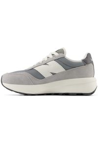 Buty dziecięce New Balance GS370AH – szare. Kolor: szary. Materiał: zamsz, skóra. Szerokość cholewki: normalna. Sezon: lato #4