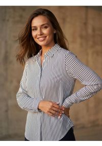 Sinsay - Wiskozowa koszula regular fit w pionowe paski - granatowy. Kolor: niebieski. Materiał: wiskoza. Wzór: paski #1