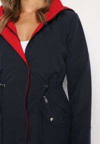 Born2be - Granatowa Kurtka Parka Dwustronna Ozdobiona Guzikami przy Rękawach Mivanea. Kolor: niebieski. Materiał: jeans. Długość rękawa: długi rękaw. Długość: długie. Wzór: aplikacja. Sezon: zima, jesień. Styl: klasyczny, elegancki #4