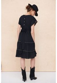 blue shadow - Sukienka Qło BS Czarny. Kolor: czarny. Materiał: tkanina, bawełna. Długość rękawa: krótki rękaw