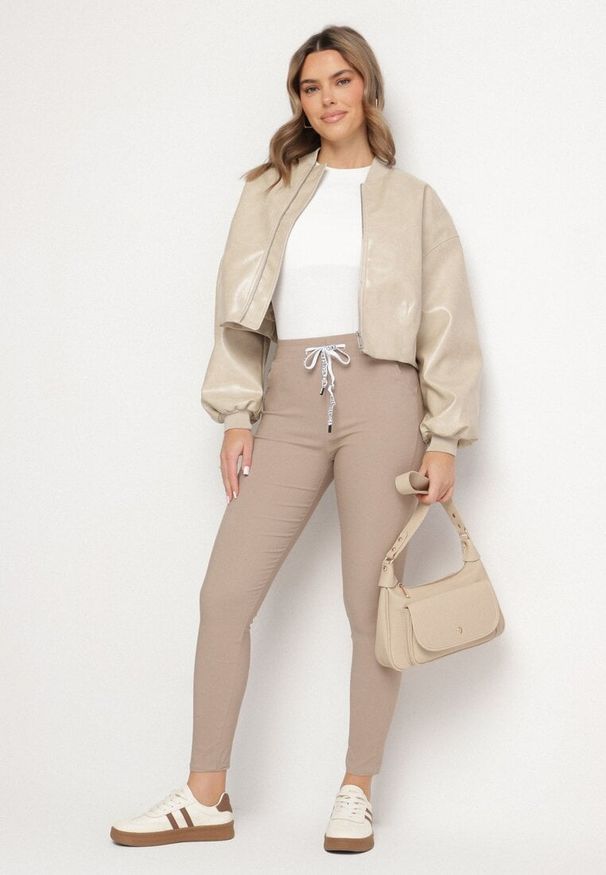 Born2be - Jasnobeżowe Spodnie z Bawełną Ozdobione Wiązaniem Janolivra. Kolor: beżowy. Materiał: bawełna. Wzór: aplikacja