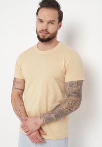 Born2be - Beżowa Koszulka z Krótkim Rękawem i Okrągłym Dekoltem Agrip. Okazja: na co dzień. Kolor: beżowy. Materiał: dzianina. Długość rękawa: krótki rękaw. Długość: krótkie. Wzór: gładki. Styl: klasyczny, casual #4