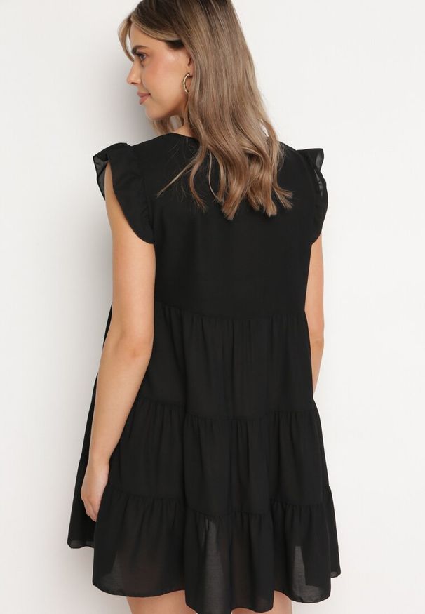 Born2be - Czarna Rozkloszowana Sukienka z Falbankami Zapinana przy Szyi Rettesa. Okazja: na co dzień. Typ kołnierza: kołnierz z falbankami. Kolor: czarny. Materiał: wiskoza, tkanina. Sezon: lato. Styl: casual, elegancki