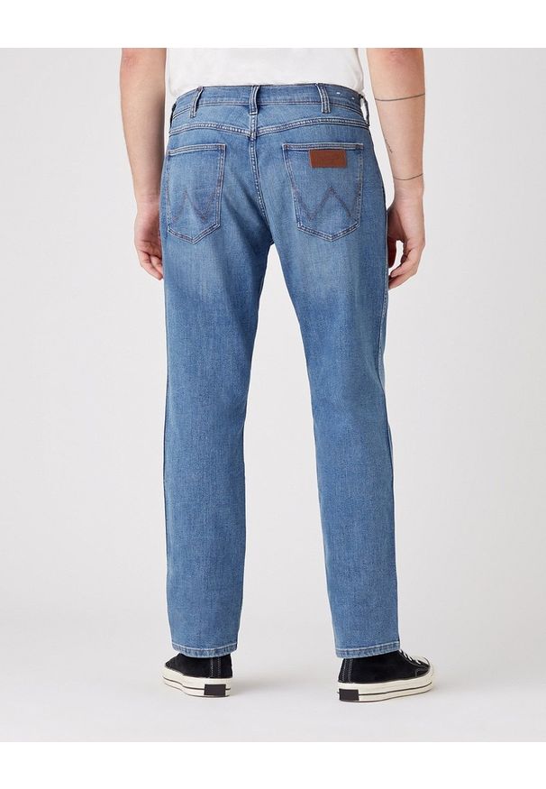 Wrangler - WRANGLER GREENSBORO MĘSKIE SPODNIE JEANSOWE DUSKY CLOUD W15QYJ38R 112145842