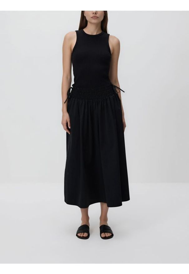 Reserved - Spódnica midi z wiązaniem - czarny. Kolor: czarny. Materiał: dzianina