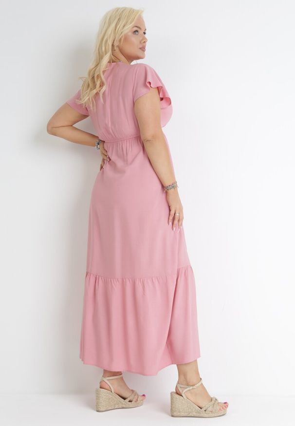 Born2be - Różowa Rozkloszowana Sukienka Maxi z Gumką w Pasie z Falbankami Aimelia. Typ kołnierza: kołnierz z falbankami. Kolor: różowy. Typ sukienki: kopertowe. Długość: maxi