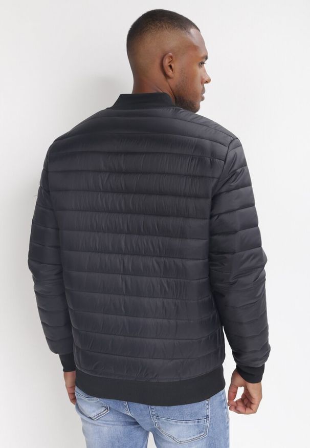 Born2be - Czarna Kurtka Bomberka z Pikowaniem Salima. Okazja: na co dzień. Kolor: czarny. Materiał: prążkowany, dzianina. Długość rękawa: długi rękaw. Długość: długie. Wzór: aplikacja. Styl: casual