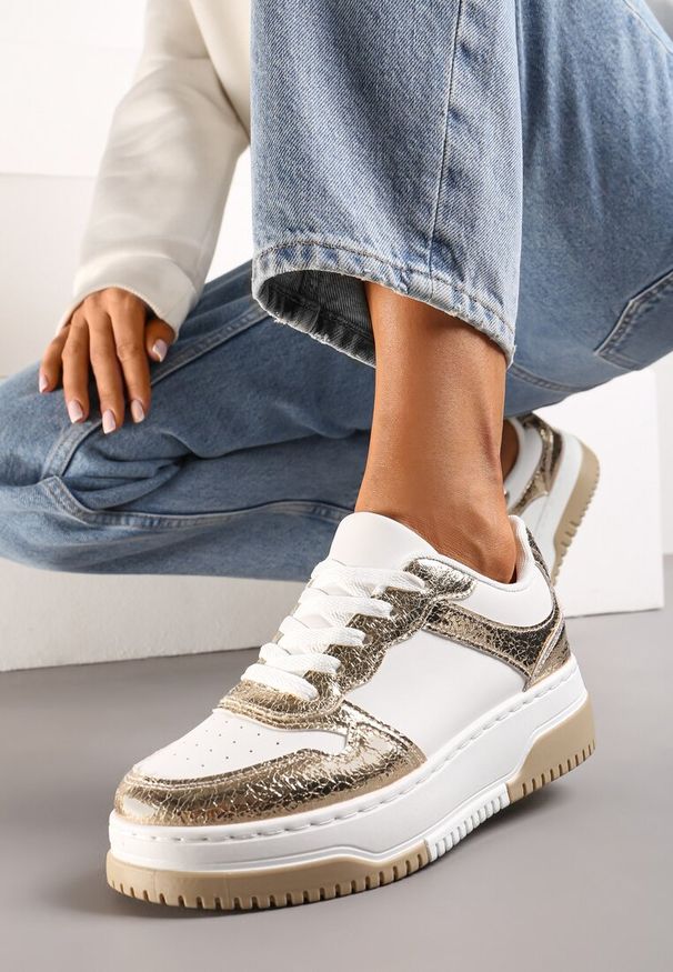 Born2be - Złoto-Białe Sneakersy na Grubej Podeszwie z Ozdobnymi Wstawkami Uvunna. Okazja: na co dzień. Nosek buta: okrągły. Zapięcie: sznurówki. Kolor: złoty, biały. Materiał: materiał, jeans. Sezon: jesień, wiosna. Obcas: na obcasie. Wysokość obcasa: niski