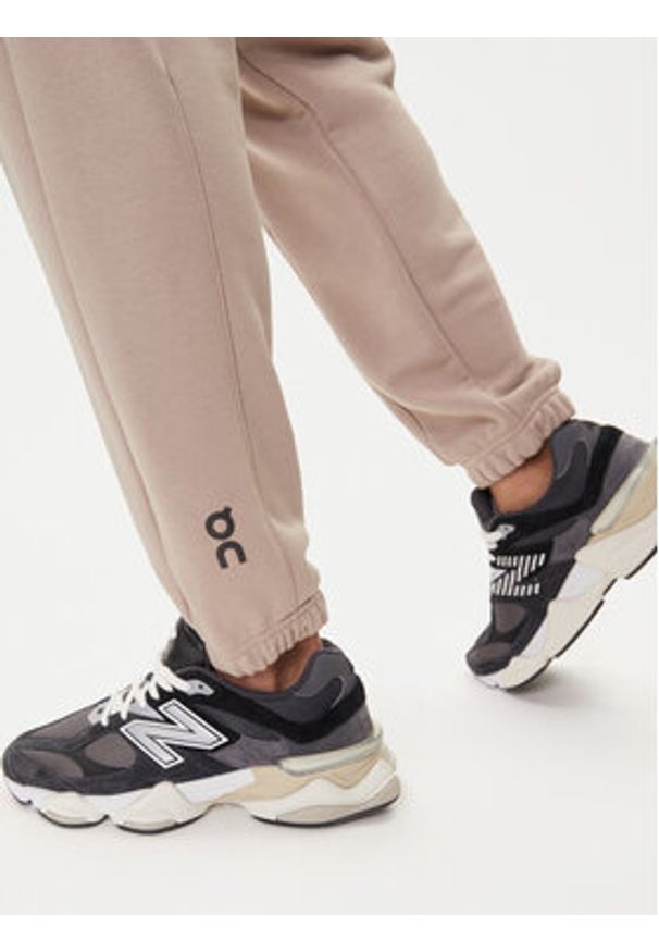 On Spodnie dresowe Club Pants 1ME1004 Beżowy Relaxed Fit. Kolor: beżowy. Materiał: bawełna