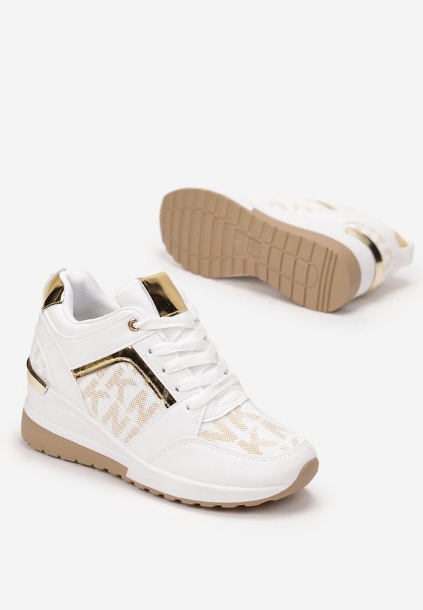 Renee - Białe Sneakersy Moniera. Okazja: na co dzień. Nosek buta: okrągły. Zapięcie: sznurówki. Kolor: biały. Wzór: geometria. Materiał: jeans, bawełna. Sezon: wiosna, jesień, lato. Obcas: na koturnie. Wysokość obcasa: niski, średni