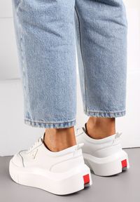 Renee - Białe Skórzane Sneakersy na Platformie z Niewielką Wstawką z Boku Renipa. Kolor: biały. Materiał: skóra. Szerokość cholewki: normalna. Obcas: na platformie #3
