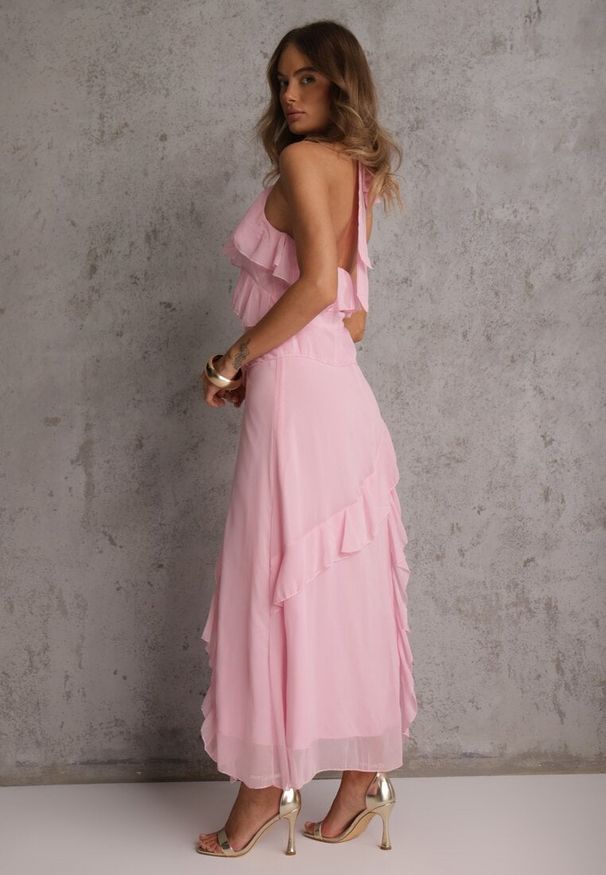 Renee - Różowa Elegancka Sukienka z Taliowaniem Wiązana na Plecach z Falbankami Ocyparia. Okazja: na imprezę. Typ kołnierza: kołnierz z falbankami. Kolor: różowy. Styl: elegancki