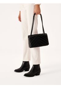 Kazar - Podłużna torebka na ramię z efektownym przeszyciem. Kolor: czarny. Wzór: gładki. Materiał: skórzane. Styl: elegancki, klasyczny. Rodzaj torebki: na ramię #8