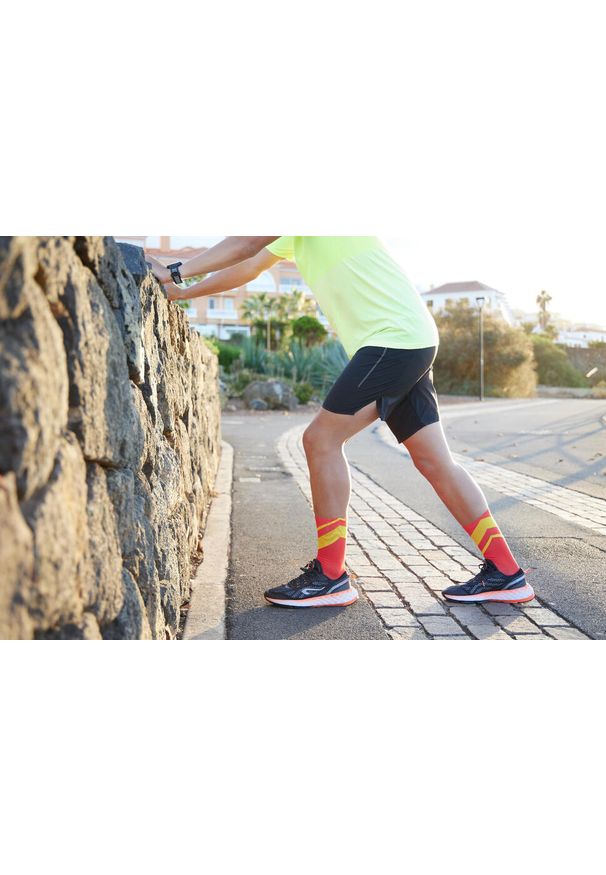 KIPRUN - Skarpetki do biegania Kiprun Run 900 wysokie grube. Kolor: czerwony, pomarańczowy, wielokolorowy. Materiał: elastan, poliamid. Sport: bieganie