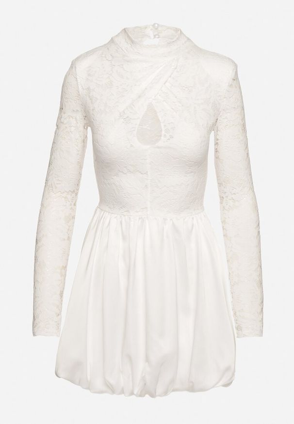 Born2be - Biała Rozkloszowana Sukienka o Kroju Bombki z Koronką i Wycięciem Desarilla. Okazja: na co dzień. Typ kołnierza: kołnierzyk stójkowy. Kolor: biały. Materiał: koronka. Długość rękawa: długi rękaw. Wzór: koronka. Typ sukienki: bombki. Styl: casual