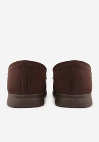 Renee - Brązowe Mokasyny z Ekozamszu Zdobione Metaliczną Zawieszką Ralselia. Okazja: na co dzień, do pracy, na spotkanie biznesowe. Kolor: brązowy. Wzór: aplikacja. Obcas: na obcasie. Styl: biznesowy, casual #3