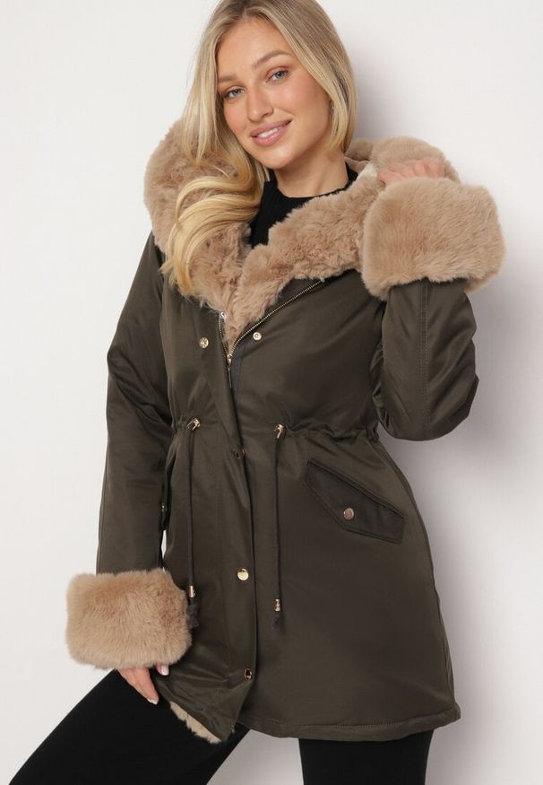 Born2be - Zielono-Beżowa Kurtka Parka z Kapturem i Odpinanymi Futerkowymi Zdobieniami Inessara. Okazja: na co dzień. Typ kołnierza: kaptur. Kolor: zielony. Materiał: skóra. Wzór: aplikacja. Styl: elegancki, casual