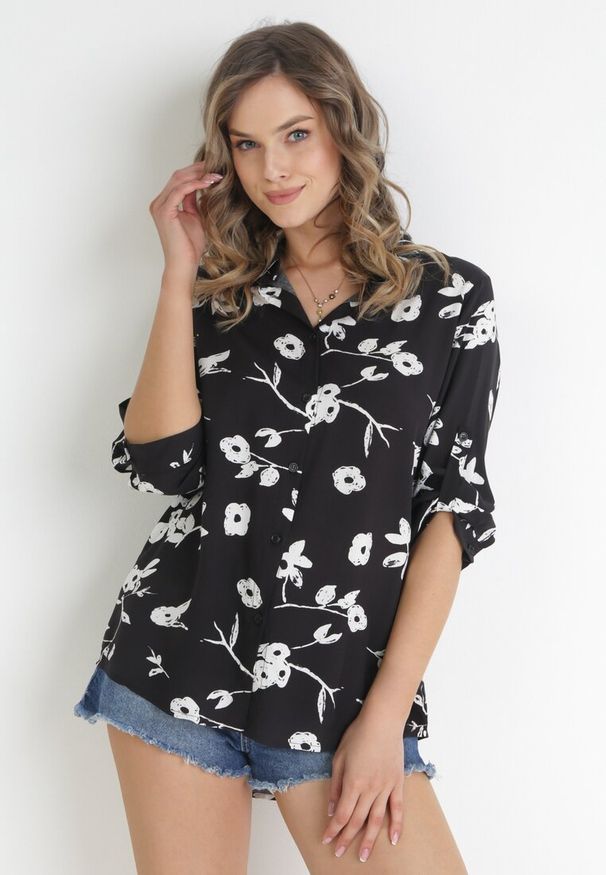 Born2be - Czarna Koszula w Stylu Kimono w Kwiaty z Bawełny i Wiskozy Geraldina. Kolor: czarny. Materiał: bawełna, wiskoza. Wzór: kwiaty