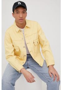 Levi's® - Levi's kurtka jeansowa męska kolor żółty przejściowa. Okazja: na spotkanie biznesowe, na co dzień. Kolor: żółty. Materiał: jeans. Wzór: gładki. Styl: casual, biznesowy