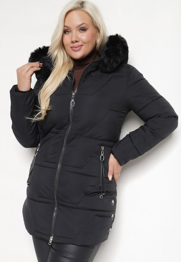 Born2be - Czarna Kurtka Pikowana o Prostym Kroju z Kapturem z Odpinanym Futrem Elrinnisa. Okazja: na co dzień. Typ kołnierza: kaptur. Kolekcja: plus size. Kolor: czarny. Długość: długie. Wzór: aplikacja. Materiał: futro. Długość rękawa: długi rękaw. Styl: elegancki, casual