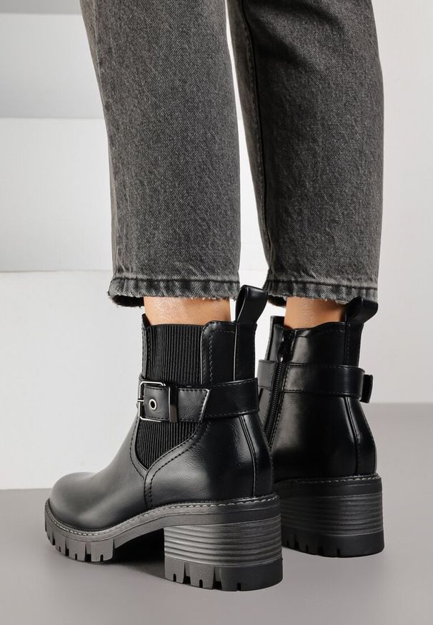 Born2be - Czarne Botki Sztyblety do Kostki na Niskim Słupku Zdobione Paskiem z Klamerką Larteme. Okazja: na co dzień. Zapięcie: pasek. Kolor: czarny. Materiał: jeans. Wzór: aplikacja. Obcas: na słupku. Styl: casual