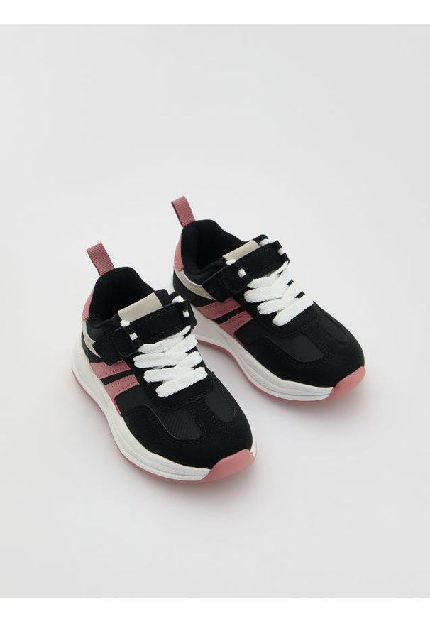Reserved - Sneakersy na rzepy - czarny. Zapięcie: rzepy. Kolor: czarny. Materiał: materiał