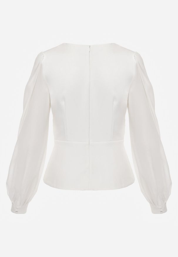 Born2be - Biała Bluzka Kopertowa VICES z Dekoltem V Bufiastymi Rękawkami i Zaakcentowanymi Ramionami Tine. Okazja: na co dzień, na komunię. Typ kołnierza: dekolt w kształcie V. Kolor: biały. Materiał: jeans. Długość rękawa: krótki rękaw. Styl: casual, elegancki