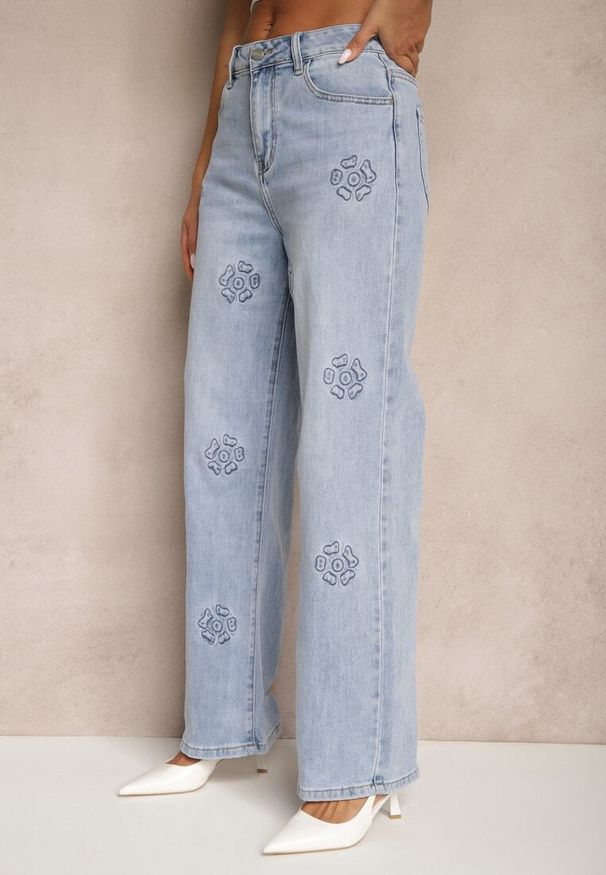 Renee - Niebieskie Szerokie Jeansy High Waist Zdobione Wzorem w Kwiaty Firedis. Okazja: na co dzień. Stan: podwyższony. Kolor: niebieski. Wzór: kwiaty, aplikacja. Sezon: wiosna, lato. Styl: elegancki, casual