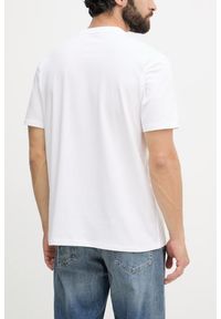 Guess - GUESS Biały męski t-shirt na krótki rękaw Small Patch, Rozmiar L. Okazja: na co dzień. Kolor: biały. Długość rękawa: krótki rękaw. Długość: krótkie. Styl: casual, klasyczny #4