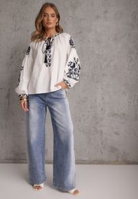 Renee - Biała Rustykalna Bluzka z Bawełny Zdobiona Haftem i Sznurkiem z Chwostami Marytea. Okazja: na co dzień. Kolor: biały. Materiał: bawełna. Długość: długie. Wzór: aplikacja, haft. Styl: casual, klasyczny #5