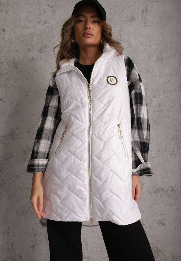 Renee - Biała Długa Pikowana Kamizelka z Kapturem i Ozdobną Naszywką Mentape. Typ kołnierza: kaptur. Kolor: biały. Długość: długie. Wzór: aplikacja. Styl: sportowy