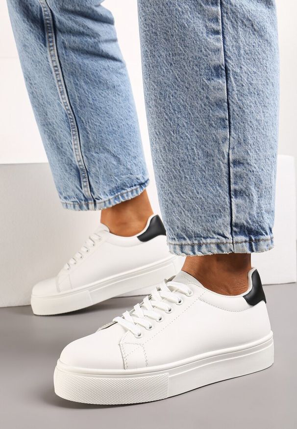 Renee - Biało-Czarne Sneakersy z Cholewką przed Kostkę na Platformie Longana. Okazja: na spotkanie biznesowe, na co dzień. Wysokość cholewki: przed kostkę. Kolor: biały. Materiał: jeans. Szerokość cholewki: normalna. Sezon: wiosna, lato. Obcas: na platformie