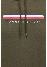 TOMMY HILFIGER - Tommy Hilfiger bluza męska kolor zielony z kapturem z nadrukiem. Typ kołnierza: kaptur. Kolor: zielony. Materiał: skóra, dzianina, włókno. Długość rękawa: raglanowy rękaw. Wzór: nadruk #4