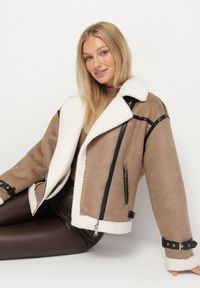 Born2be - Ciemnobeżowa Kurtka Ramoneska Biker z Futerkiem i Paskami z Klamrami Mandrie. Okazja: na co dzień, na spacer. Kolor: beżowy. Materiał: futro. Wzór: aplikacja. Styl: klasyczny, casual, elegancki #1