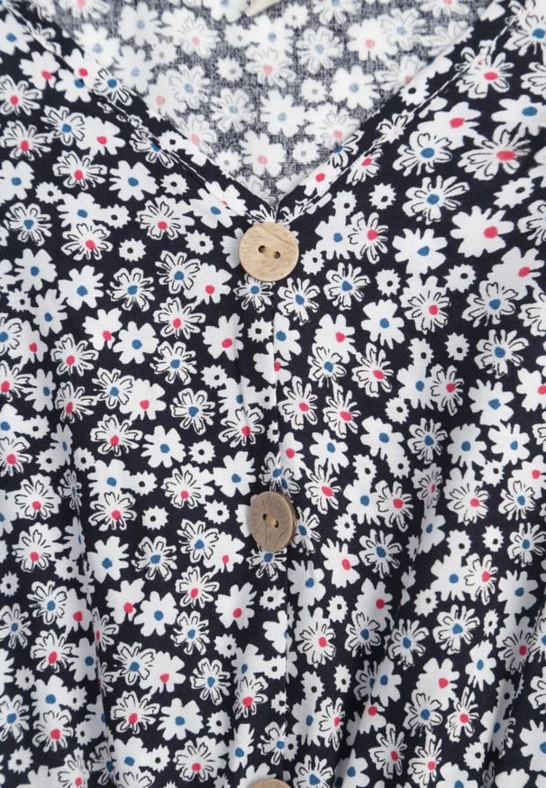 Born2be - Czarno-Biała Sukienka Bawełniana z Gumką w Pasie i Drobnym Wzorem w Kwiaty Napenia. Okazja: na co dzień. Typ kołnierza: dekolt w kształcie V. Kolor: niebieski. Materiał: bawełna. Długość rękawa: krótki rękaw. Wzór: kwiaty. Typ sukienki: proste. Styl: klasyczny, casual