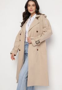 Born2be - Beżowy Płaszcz Trencz Dwurzędowy z Paskiem Cloimia. Okazja: na co dzień. Kolor: beżowy. Materiał: dzianina. Długość rękawa: długi rękaw. Długość: do kolan. Styl: wizytowy, klasyczny, casual, elegancki #6
