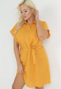 Born2be - Żółta Koszulowa Sukienka z Krótkim Rękawem i Wiązaniem w Pasie Mistie. Kolekcja: plus size. Kolor: żółty. Materiał: materiał. Długość rękawa: krótki rękaw. Wzór: gładki. Sezon: wiosna, lato. Typ sukienki: koszulowe. Długość: midi #5