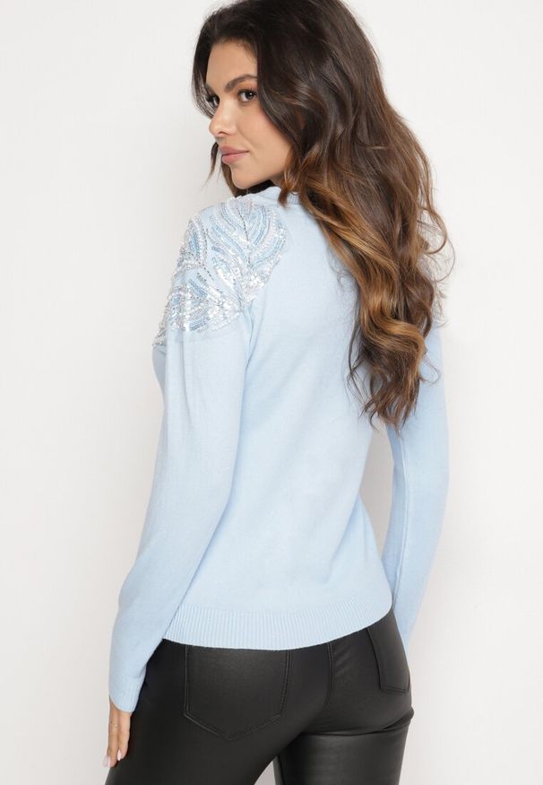 Born2be - Jasnoniebieski Sweter z Bawełną Ozdobiony Cekinami Leanelwen. Okazja: na co dzień. Kolor: niebieski. Materiał: bawełna. Wzór: aplikacja. Styl: elegancki, casual