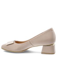 Czółenka damskie Armodo, cholewka skóra naturalna gładka klasyczny fason stabilny obcas metalowa ozdoba z przodu jednolita forma miękkie wykończenie. Okazja: na spotkanie biznesowe, do pracy. Kolor: beżowy. Materiał: skóra. Szerokość cholewki: normalna. Wzór: gładki, jednolity, aplikacja. Obcas: na obcasie. Styl: klasyczny. Wysokość obcasa: średni #3