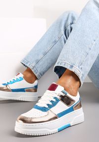 Renee - Biało-Niebieskie Brokatowe Sneakersy na Platformie z Ozdobnymi Wstawkami Faretta. Kolor: biały. Wzór: aplikacja. Obcas: na platformie