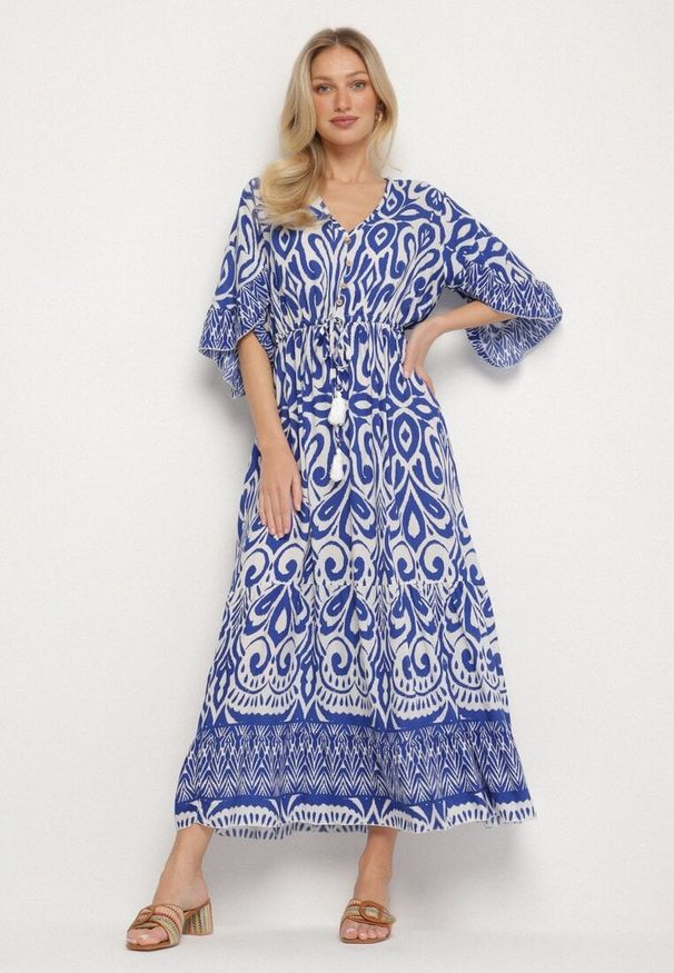Born2be - Niebieska Sukienka Bawełniana w Ornamentalny Wzór z Gumką w Talii Orrielle. Okazja: na co dzień. Typ kołnierza: dekolt w serek. Kolor: niebieski. Materiał: bawełna. Typ sukienki: sportowe. Styl: casual, sportowy