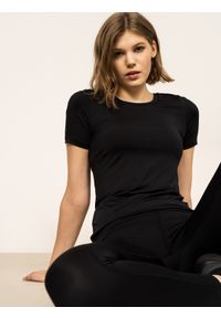 outhorn - Koszulka treningowa szybkoschnąca damska Outhorn - czarna. Kolor: czarny. Materiał: tkanina. Wzór: gładki. Sport: fitness #1