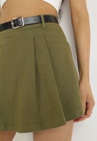 Born2be - Zielone Szorty Jeansowe Imitujące Spódnicę Mini z Paskiem Arenie. Kolor: zielony. Materiał: jeans #5