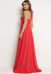 Born2be - Czerwona Rozkloszowana Sukienka z Asymetryczną Górą i Wiązaniem na Ramieniu z Rozcięciem Efirey. Kolor: czerwony. Materiał: tkanina. Typ sukienki: asymetryczne