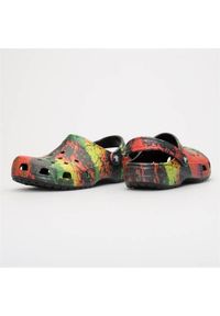 Buty do chodzenia damskie Crocs Classic Cyber Beach Clog. Kolor: czarny, wielokolorowy. Materiał: syntetyk, materiał