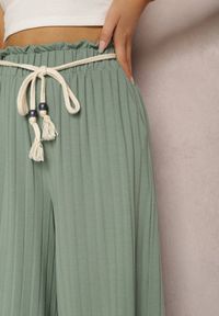 Renee - Zielone Spodnie Anastathe. Kolor: zielony. Materiał: tkanina. Wzór: jednolity, gładki. Sezon: wiosna, lato #5